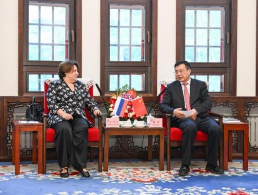 Presiden Kantor Berita Xinhua Fu Hua bertemu dengan CEO National Media Group (NMG) Rusia Svetlana Balanova di Beijing, ibu kota China, pada 19 Mei 2026. (Xinhua/Li Xiang)