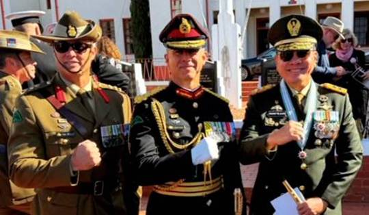 Mayjen Rano Tilaar Letakkan Karangan Bunga di Australian War Memorial