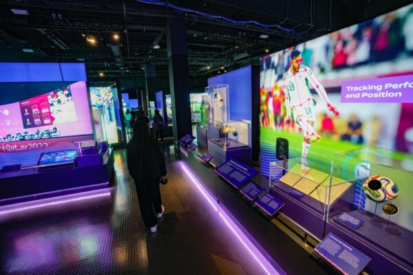 Para pengunjung menjelajahi area pameran dalam pratinjau media pameran "Sepak Bola dan Teknologi dari Museum FIFA" (Soccer & Technology from the FIFA Museum) di Science World di Vancouver, British Columbia, Kanada, pada 13 Mei 2026. (Xinhua/Liang Sen)