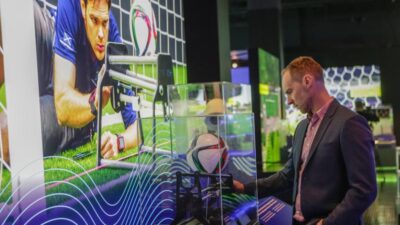 Seorang pengunjung mengamati sebuah demonstrasi teknologi garis gawang, yang mengilustrasikan bagaimana sistem tersebut menentukan apakah bola telah sepenuhnya melewati garis gawang, dalam pratinjau media pameran "Sepak Bola dan Teknologi dari Museum FIFA" (Soccer & Technology from the FIFA Museum) di Science World di Vancouver, British Columbia, Kanada, pada 13 Mei 2026. (Xinhua/Liang Sen)