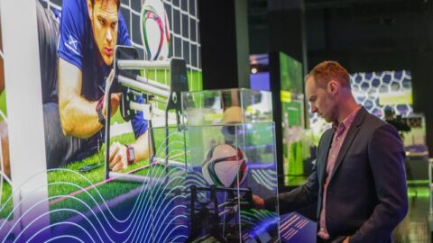 Seorang pengunjung mengamati sebuah demonstrasi teknologi garis gawang, yang mengilustrasikan bagaimana sistem tersebut menentukan apakah bola telah sepenuhnya melewati garis gawang, dalam pratinjau media pameran "Sepak Bola dan Teknologi dari Museum FIFA" (Soccer & Technology from the FIFA Museum) di Science World di Vancouver, British Columbia, Kanada, pada 13 Mei 2026. (Xinhua/Liang Sen)