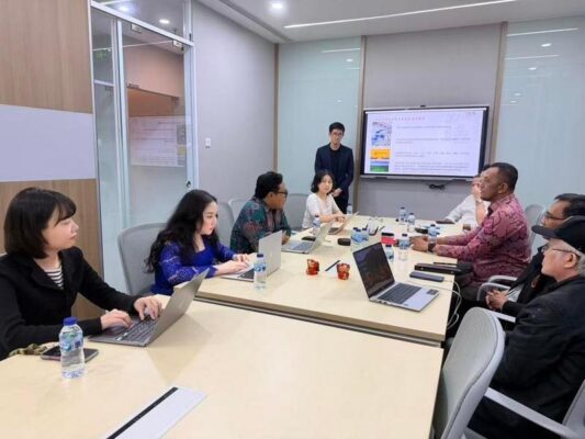 Lai Yanmin (keempat dari kiri), kepala perwakilan Topwe Law Firm, menghadiri pertemuan bersama para koleganya di Jakarta pada 12 Desember 2025. (Xinhua)
