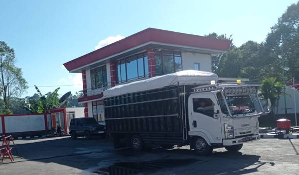 Vero Mapaliey sopir truk yang mendapat pelayanan pertama mengisi solar