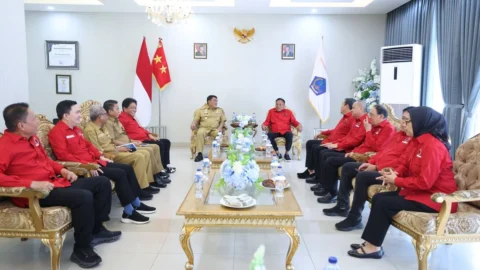 Gubernur Yulius Selvanus menerima kunjungan silaturahmi Ketua DPD PDI Perjuangan Sulut Olly Dondokambey di kediaman resmi Gubernur Sulawesi Utara.