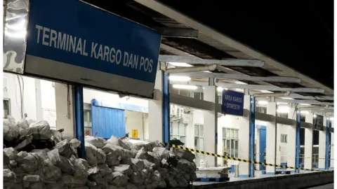 Bukan Bom! Temuan Paket Mencurigakan di Terminal Kargo Dipastikan Aman