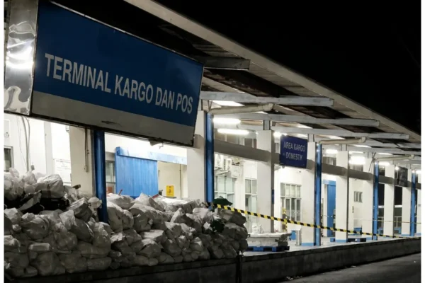 Bukan Bom! Temuan Paket Mencurigakan di Terminal Kargo Dipastikan Aman