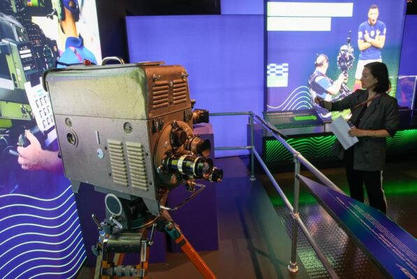 Sebuah kamera antik yang digunakan dalam pertandingan Piala Dunia FIFA (FIFA World Cup) dipamerkan dalam pratinjau media pameran "Sepak Bola dan Teknologi dari Museum FIFA" (Soccer & Technology from the FIFA Museum) di Science World di Vancouver, British Columbia, Kanada, pada 13 Mei 2026. (Xinhua/Liang Sen)