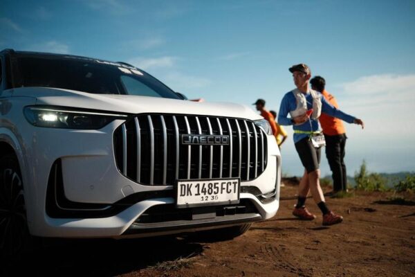 Foto dokumentasi ini menunjukkan sebuah kendaraan hybrid besutan Jaecoo yang digunakan sebagai mobil pembuka jalan atau lead car di ajang lari lintas alam berskala internasional Rinjani100 yang berlangsung di Taman Nasional Gunung Rinjani, Lombok, pada 1-3 Mei. (Xinhua)