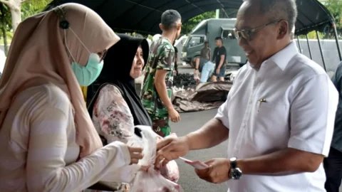 Pangdam XIII/Merdeka Bagikan Daging Kurban untuk Prajurit dan Masyarakat