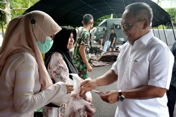 Pangdam XIII/Merdeka Bagikan Daging Kurban untuk Prajurit dan Masyarakat