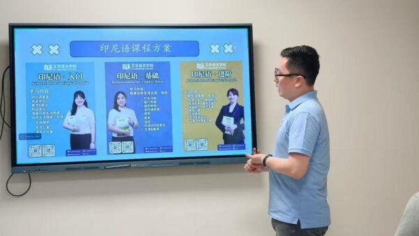 Yi Yan, pendiri IF Language School, mengajar bahasa Indonesia kepada para siswa di Jakarta pada 12 Mei 2026. (Xinhua)
