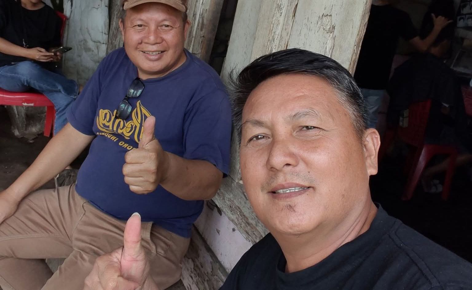 Dua Calon Hukum Tua Ini Bertemu di Tempat Pangkas Rambut