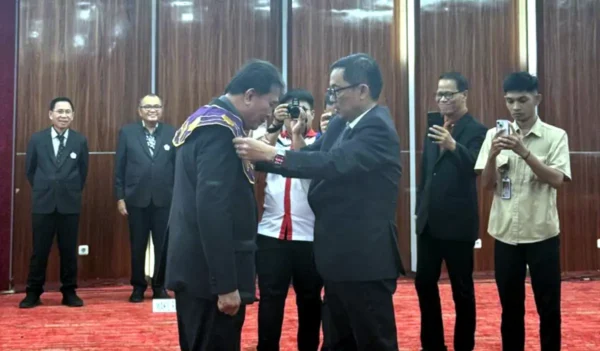 Rektor Unsrat Lantik Prof Ronald Mawuntu Jadi Dekan Fakultas Hukum, Ini Pesan Khususnya 8 Rektor Unsrat Lantik Prof Ronald Mawuntu Jadi Dekan Fakultas Hukum, Ini Pesan Khususnya