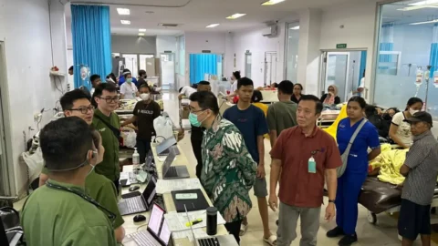 Menyisir Sudut IGD: Ikhtiar Tanpa Lelah Prof Starry Rampengan Jaga Ritme Pelayanan RSUP Kandou