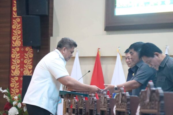 Lewat Paripurna, DPRD dan Pemprov Sulut Setujui Ranperda APBD 2025 Dibahas Tingkat Lanjut 19 Lewat Paripurna, DPRD dan Pemprov Sulut Setujui Ranperda APBD 2025 Dibahas Tingkat Lanjut