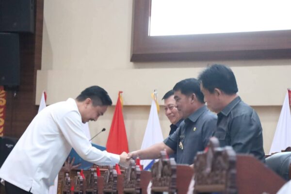 Lewat Paripurna, DPRD dan Pemprov Sulut Setujui Ranperda APBD 2025 Dibahas Tingkat Lanjut 20 Lewat Paripurna, DPRD dan Pemprov Sulut Setujui Ranperda APBD 2025 Dibahas Tingkat Lanjut