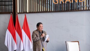 Menteri Koordinator Bidang Perekonomian Republik Indonesia Airlangga Hartarto berpidato di lokasi penandatanganan nota kesepahaman antara China State Construction Engineering Corporation (CSCEC) International dan Kawasan Industri Terpadu Batang di Provinsi Jawa Tengah pada 20 Maret 2025. (Xinhua/Xu Qin)