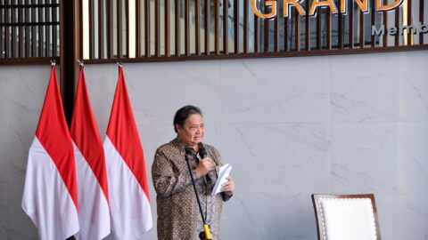 Menteri Koordinator Bidang Perekonomian Republik Indonesia Airlangga Hartarto berpidato di lokasi penandatanganan nota kesepahaman antara China State Construction Engineering Corporation (CSCEC) International dan Kawasan Industri Terpadu Batang di Provinsi Jawa Tengah pada 20 Maret 2025. (Xinhua/Xu Qin)