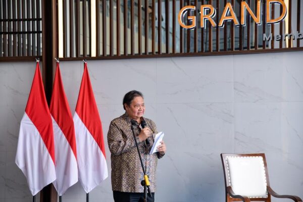 Menteri Koordinator Bidang Perekonomian Republik Indonesia Airlangga Hartarto berpidato di lokasi penandatanganan nota kesepahaman antara China State Construction Engineering Corporation (CSCEC) International dan Kawasan Industri Terpadu Batang di Provinsi Jawa Tengah pada 20 Maret 2025. (Xinhua/Xu Qin)