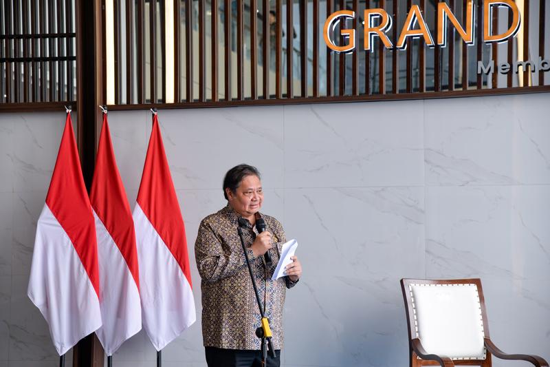 Menteri Koordinator Bidang Perekonomian Republik Indonesia Airlangga Hartarto berpidato di lokasi penandatanganan nota kesepahaman antara China State Construction Engineering Corporation (CSCEC) International dan Kawasan Industri Terpadu Batang di Provinsi Jawa Tengah pada 20 Maret 2025. (Xinhua/Xu Qin)