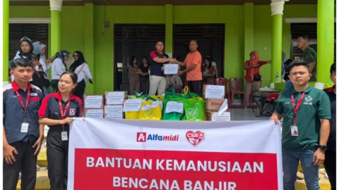 Alfamidi Salurkan Bantuan, Bantu Ratusan Korban Banjir Bandang di Bolmong