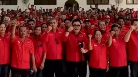 Fabian Kaloh (tengah) saat Musyawarah Anak Cabang (Musancab) PDIP se-Kabupaten Kepulauan Talaud di Aula Shekinah Melonguane, Kamis (21/5/2026)