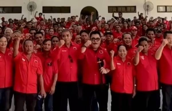 Fabian Kaloh (tengah) saat Musyawarah Anak Cabang (Musancab) PDIP se-Kabupaten Kepulauan Talaud di Aula Shekinah Melonguane, Kamis (21/5/2026)
