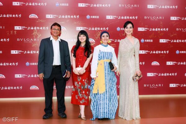 Foto yang diabadikan pada 13 Juni 2026 ini menunjukkan perwakilan dari tim produksi dan seniman film Indonesia "Rencana Besar untuk Mati dengan Tenang" menghadiri upacara karpet merah dalam Festival Film Internasional Shanghai (Shanghai International Film Festival/SIFF) ke-28 yang digelar di Kota Shanghai, China timur. (Xinhua)