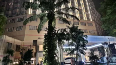 Gran Puri Hotel Manado pada malam hari dengan pencahayaan gedung yang elegan, menawarkan promo menginap Rp550 ribu nett untuk staycation akhir pekan di Kota Manado.