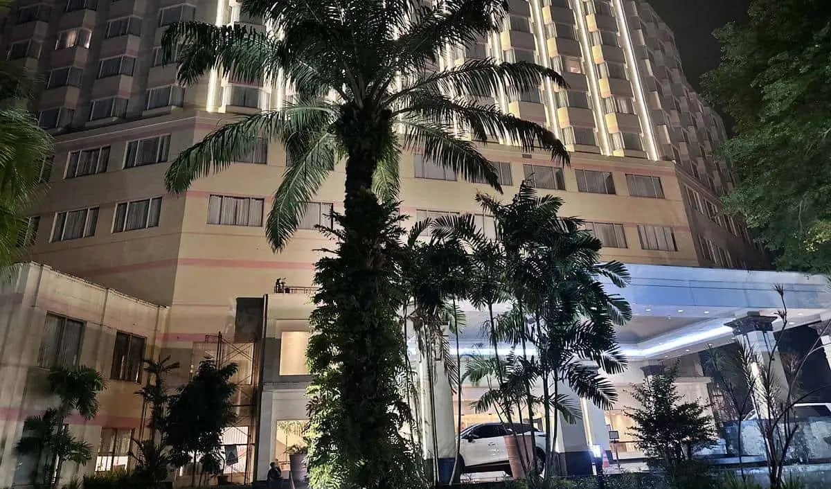 Gran Puri Hotel Manado pada malam hari dengan pencahayaan gedung yang elegan, menawarkan promo menginap Rp550 ribu nett untuk staycation akhir pekan di Kota Manado.