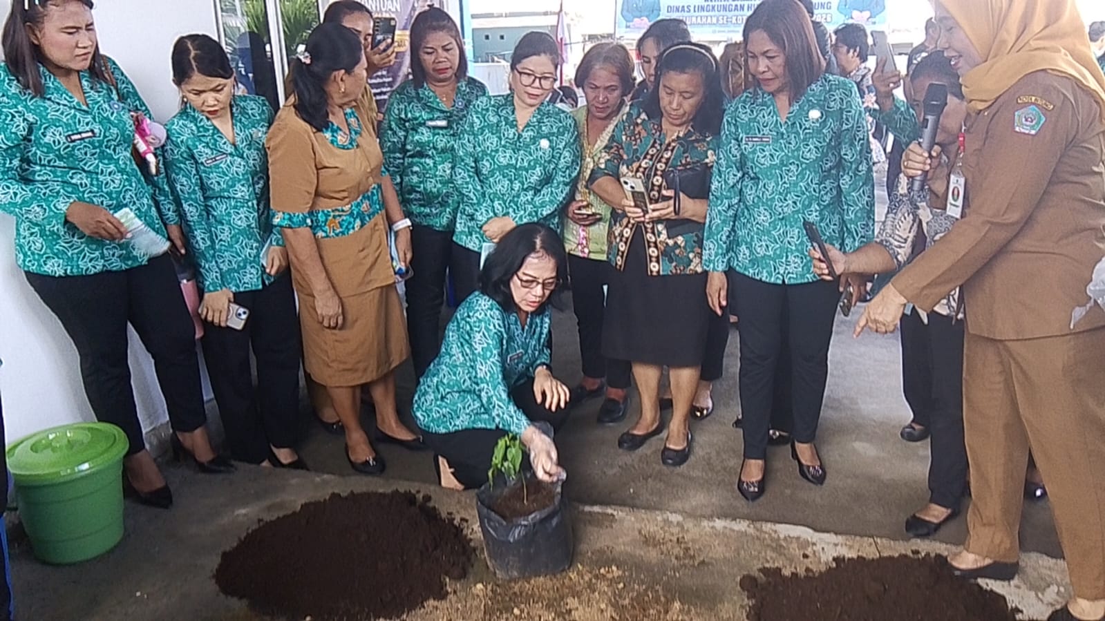 Bukan Sekadar Seremoni, Ellen Honandar Sondakh Turun Langsung Peragakan Kompos dan Bagikan Bibit Cabai untuk Ketahanan Pangan Keluarga