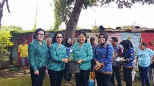 Ellen Honandar Sondakh Bagikan Bibit Cabai, Gerakkan Warga Maesa Pilah Sampah dari Rumah