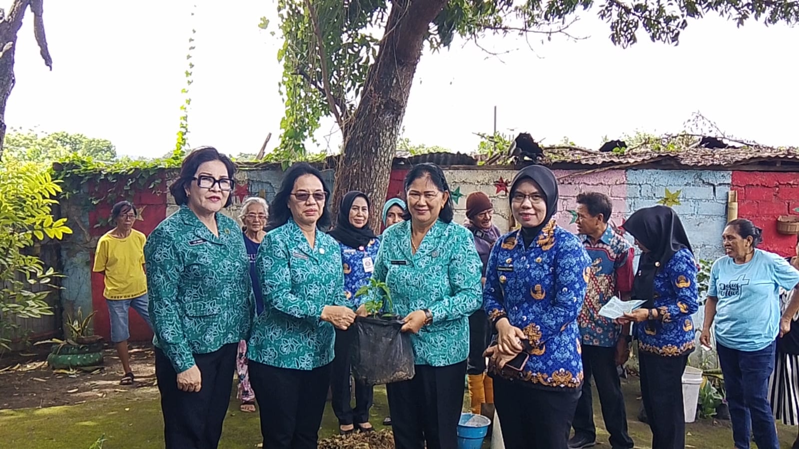 Ellen Honandar Sondakh Bagikan Bibit Cabai, Gerakkan Warga Maesa Pilah Sampah dari Rumah