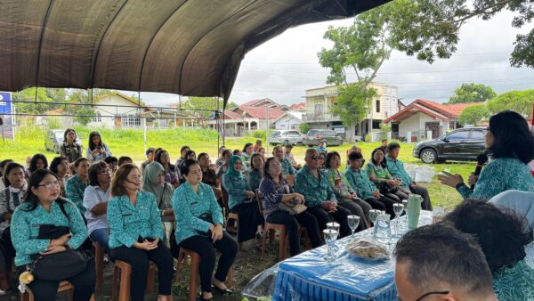 Ellen Honandar Sondakh Turun Langsung Pilah Sampah, Warga Sagerat Weru Antusias Ikuti Pelatihan Kompos
