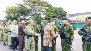 Sambut Kepulangan Patriot Bangsa, Wali Kota Hengky Hadiri Upacara Purna Tugas Satgas Yonif 712/Wiratama