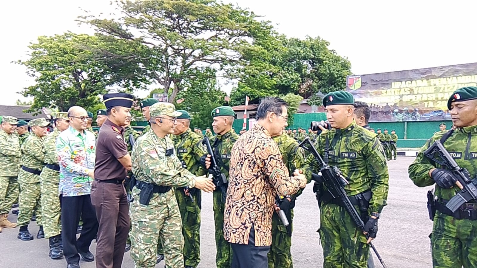 Sambut Kepulangan Patriot Bangsa, Wali Kota Hengky Hadiri Upacara Purna Tugas Satgas Yonif 712/Wiratama