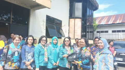 Bibit Cabai Dibagikan, Ellen Honandar Sondakh Gerakkan Warga Menanam dan Mengolah Sampah