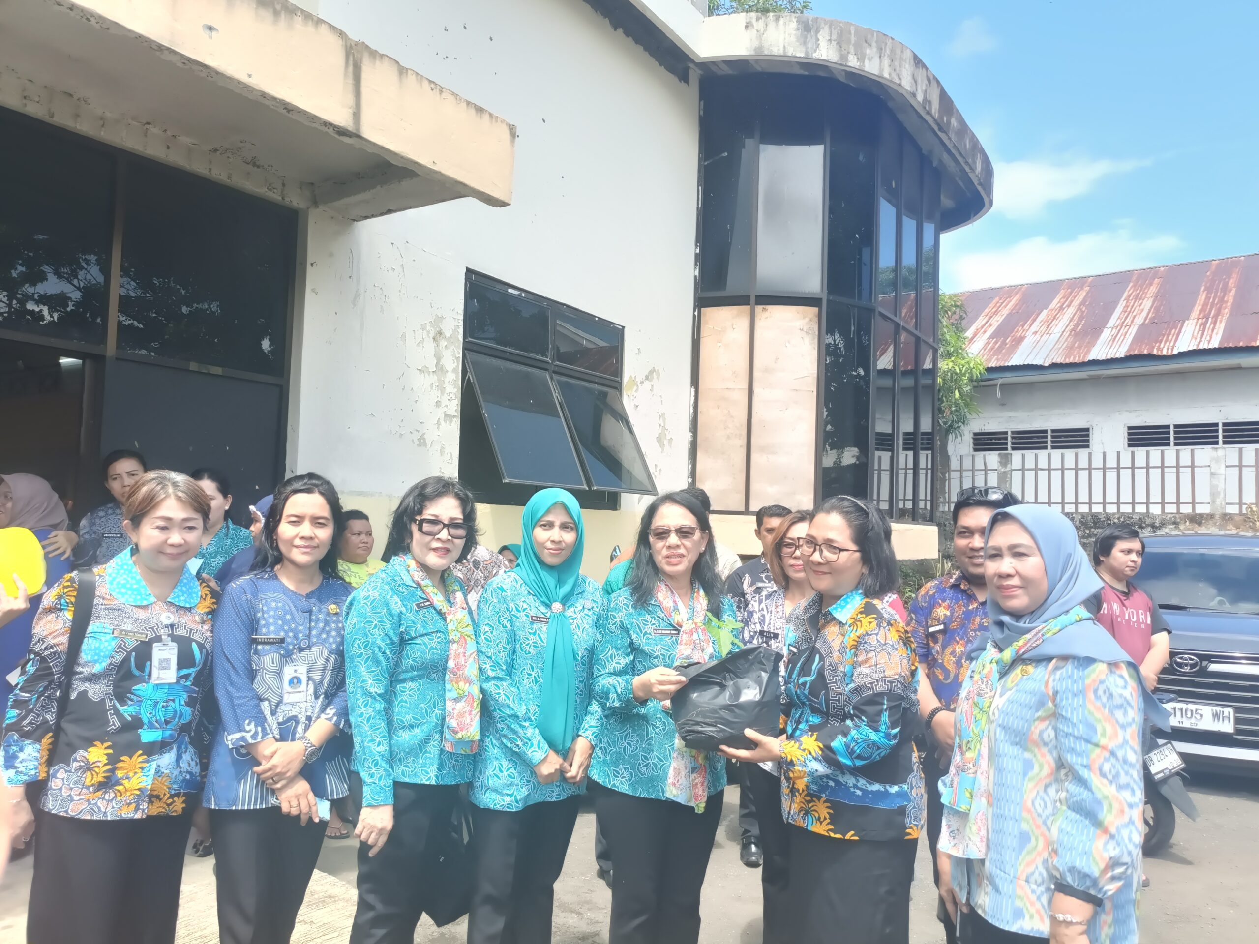 Bibit Cabai Dibagikan, Ellen Honandar Sondakh Gerakkan Warga Menanam dan Mengolah Sampah