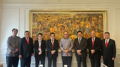 Ketua Umum DPP AAAFI Dr. Jan Samuel Maringka (tengah) bersama jajaran pengurus saat pelantikan DPP AAAFI Periode 2026–2031 di Jakarta, Senin (22/6/2026), yang sekaligus dirangkai dengan Semiloka Nasional Forensic Legal Analysis.