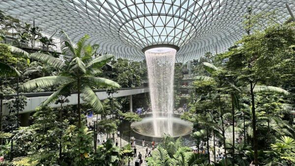 Jewel Rain Vortex, air terjun indoor ikonik di Bandara Changi Singapura — destinasi favorit wisatawan dunia