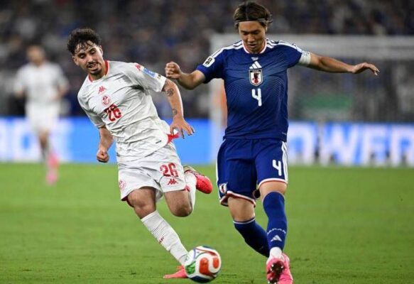 Pemain Tunisia Sebastian Tounekti (kiri) berduel dengan Kou Itakura dari Jepang dalam pertandingan Grup F antara Jepang melawan Tunisia pada Piala Dunia FIFA 2026 di Estadio Monterrey di Monterrey, Meksiko, pada 20 Juni 2026. (Xinhua/Wu Wei)