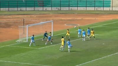 Pemain Persma 1960 Manado dalam tekanan pemain Pesik Kuningan pada laga Grup BB Liga 4 Nasional 2026 di Stadion Sultan Agung Bantul.