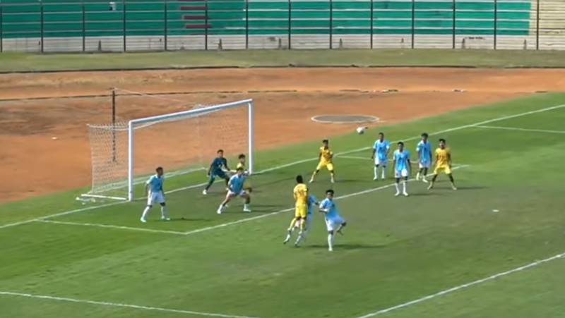 Pemain Persma 1960 Manado dalam tekanan pemain Pesik Kuningan pada laga Grup BB Liga 4 Nasional 2026 di Stadion Sultan Agung Bantul.