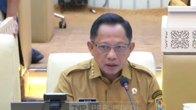 Mendagri Tito Karnavian bicara honorer titipan datang jam 8 pulang jam 10 dalam rapat DPR RI