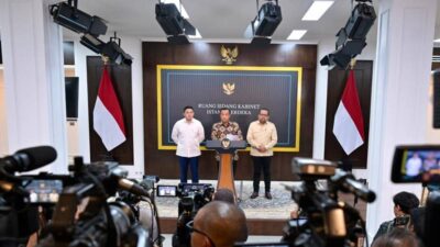 Menteri Sekretaris Negara Prasetyo Hadi didampingi Sekretaris Kabinet Teddy Indra Wijaya dan Kepala Badan Komunikasi Pemerintah Muhammad Qodari memberikan keterangan pers di Ruang Sidang Kabinet, Kompleks Istana Kepresidenan Jakarta, pada Selasa, 2 Juni 2026. Foto: BPMI Setpres/Rusman