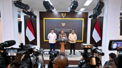 Menteri Sekretaris Negara Prasetyo Hadi didampingi Sekretaris Kabinet Teddy Indra Wijaya dan Kepala Badan Komunikasi Pemerintah Muhammad Qodari memberikan keterangan pers di Ruang Sidang Kabinet, Kompleks Istana Kepresidenan Jakarta, pada Selasa, 2 Juni 2026. Foto: BPMI Setpres/Rusman