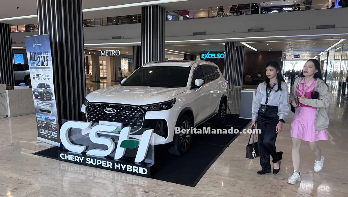 Mobil hybrid China Chery Tiggo 8 CSH dipamerkan di Manado Town Square Manado.