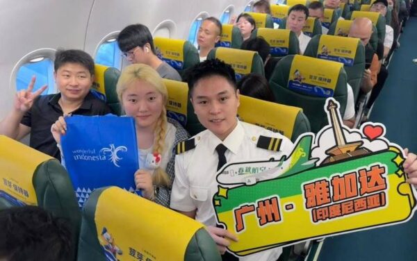 Penerbangan perdana Spring Airlines untuk rute Guangzhou-Jakarta dan Shenzhen-Jakarta tiba di Bandara Internasional Soekarno-Hatta masing-masing pada 16 dan 17 Juni 2026. (Sumber foto: Kementerian Pariwisata RI)