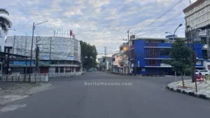 Kondisi lalu lintas pada pagi hari di persimpangan Jalan Jenderal Sudirman, Jalan Sarapung, dan Jalan Dotulolong Lasut, Kota Manado.