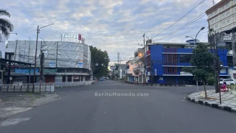Kondisi lalu lintas pada pagi hari di persimpangan Jalan Jenderal Sudirman, Jalan Sarapung, dan Jalan Dotulolong Lasut, Kota Manado.